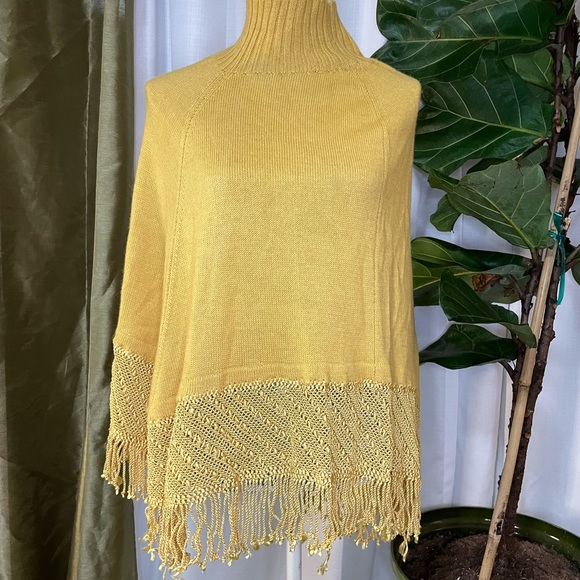 Los Andes Yellow Alpaca Poncho - Picture 4 of 14